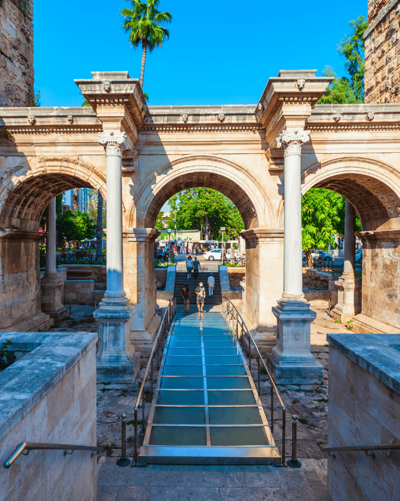 Hadrian Kapısı (Üç Kapılar) gezilecek yer