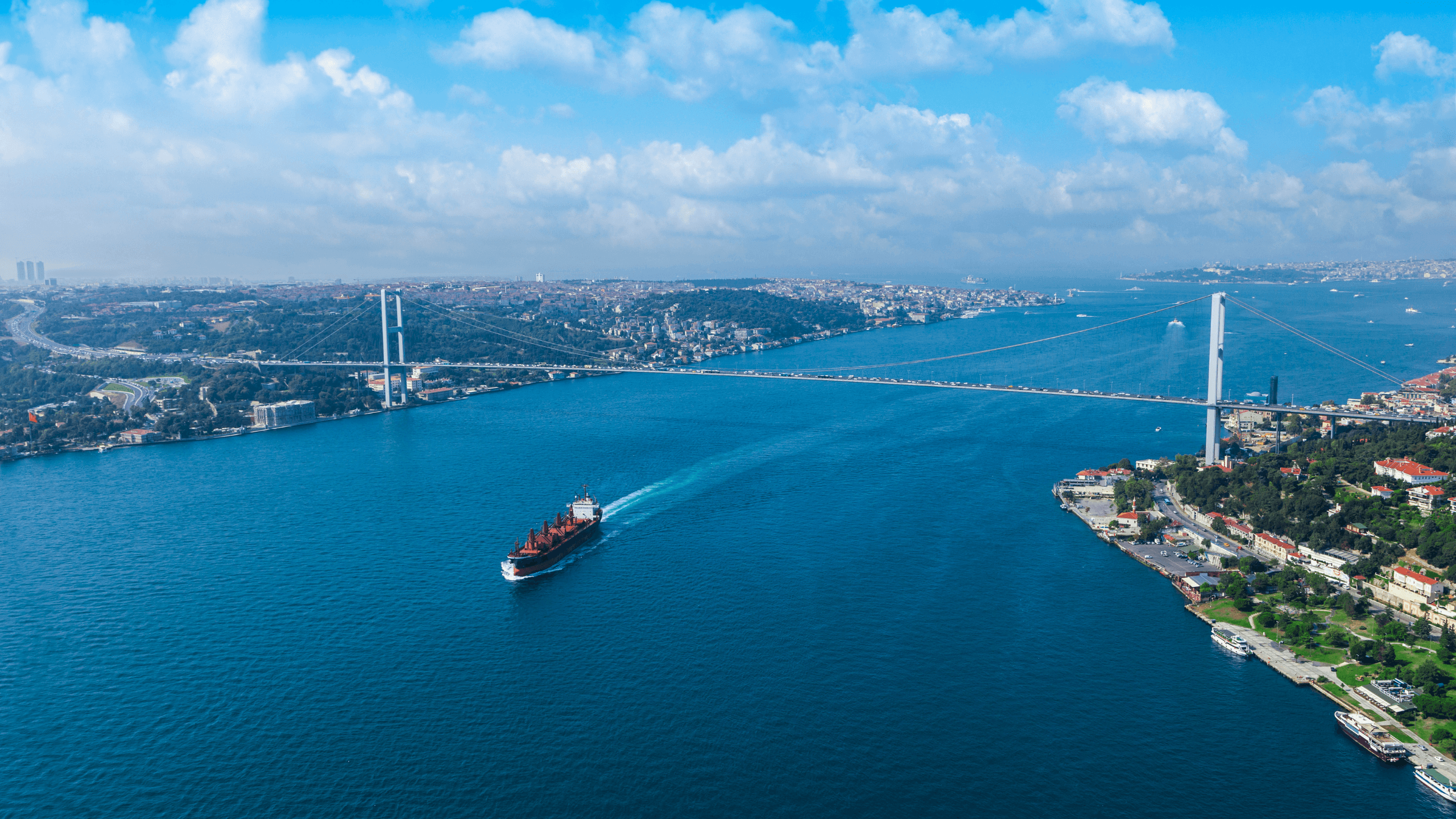 Türkiye, Avrupa ile Asya arasında yer alan; tarihi şehirleri, Akdeniz ve Ege kıyıları, Kapadokya gibi eşsiz doğal oluşumları ve zengin mutfağıyla öne çıkan çok katmanlı bir seyahat destinasyonudur.
Türkiye; antik kentlerden Osmanlı saraylarına, kalabalık çarşılardan sakin sahil kasabalarına uzanan geniş bir deneyim sunar. İstanbul, Kapadokya, Ege kıyıları, Akdeniz şehirleri ve Anadolu’nun tarihi rotaları ülkeyi hem kültür hem doğa gezileri için güçlü bir seçenek haline getirir.