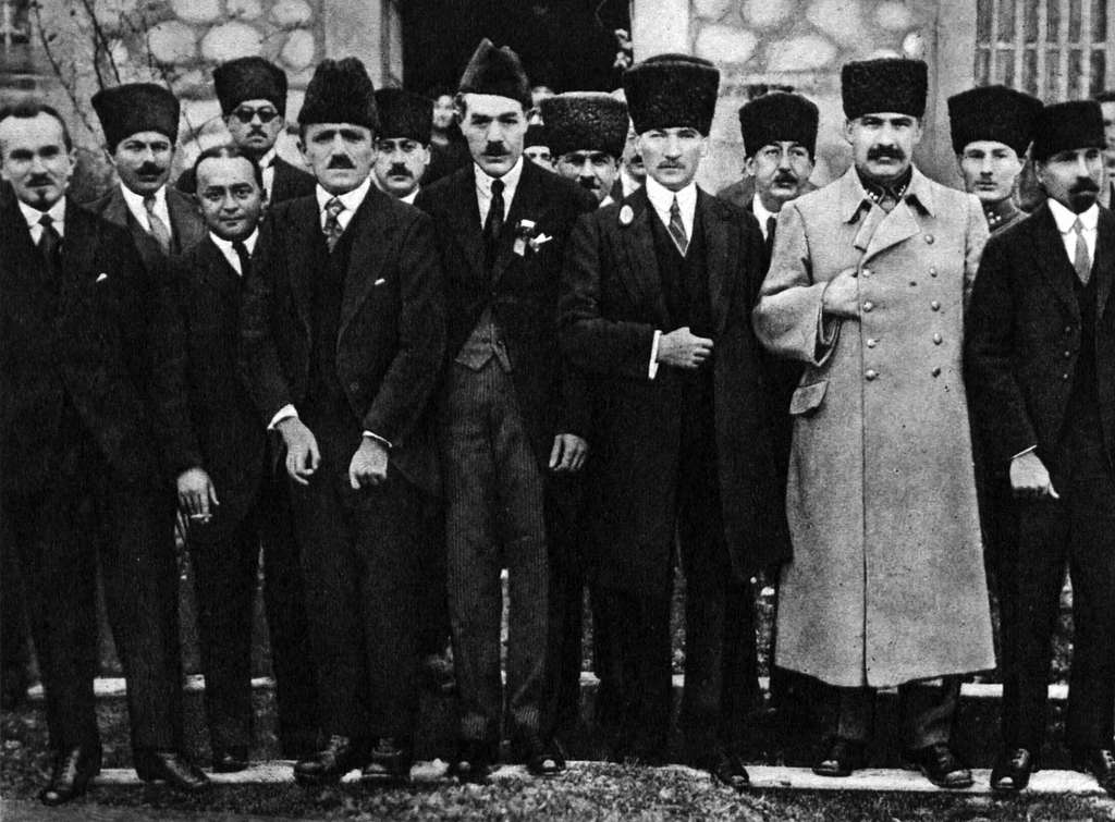 Mustafa Kemal Atatürk, Türkiye Cumhuriyeti’nin ilk yıllarında Ankara’da diplomatlar ve devlet yetkilileriyle birlikte.