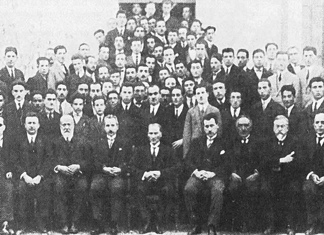 1920 yılında toplanan ilk Türkiye Büyük Millet Meclisi üyeleri.